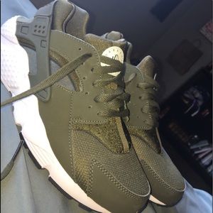 Green huaraches 💚🤪